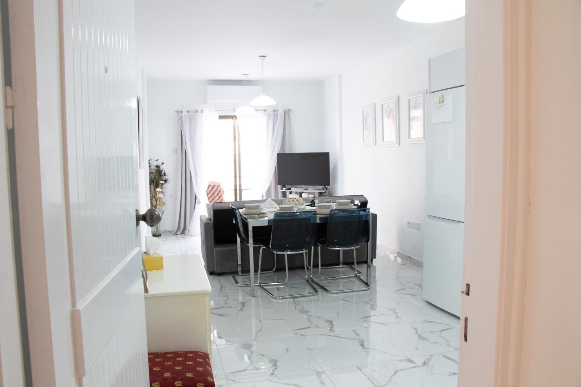 Apartment,Near The Beach Pinikoudes ラルナカ エクステリア 写真
