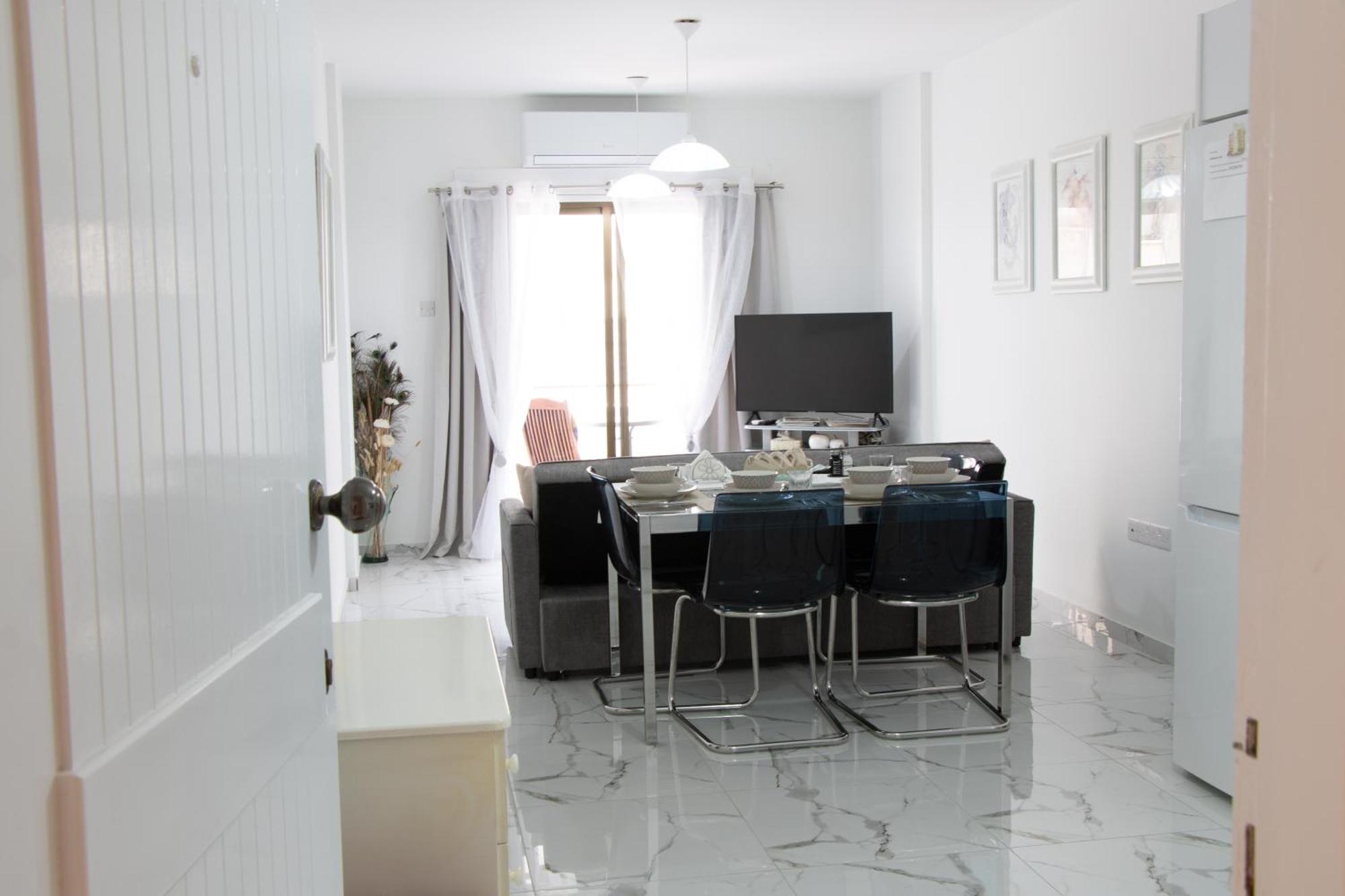 Apartment,Near The Beach Pinikoudes ラルナカ エクステリア 写真